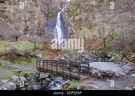 Passerelle en bois au-dessus de la rivière sous les chutes Aber ou la cascade Rhaeadr Fawr dans la réserve naturelle nationale Coedydd Aber dans le parc national de Snowdonia. Pays de Galles, Royaume-Uni Banque D'Images
