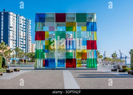 Malaga, Espagne, avril 2023 : vue sur le Centre Pompidou architecture cubique colorée par Daniel Buren. Lieu : Marina de Malaga, Espagne Banque D'Images