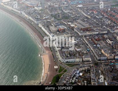 Vue aérienne de Llandudno dans le nord du pays de Galles, vue orientée vers l'est le long de la Parade et Colwyn Road sur la baie de Llandudno Banque D'Images