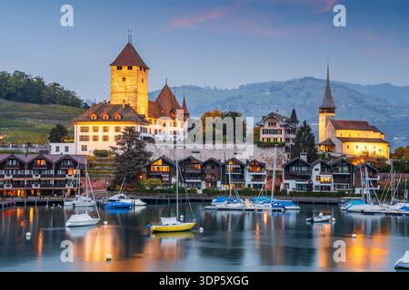 Spiez, Suisse paysage urbain au château pendant l'heure bleue. Banque D'Images