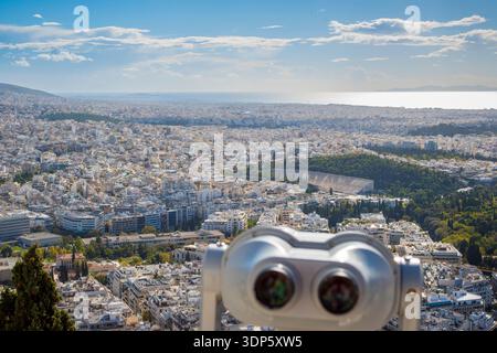 Athènes, Grèce, 26 novembre 2023 : vue en angle élevé sur Athènes avec le stade panathénaïque au loin Banque D'Images