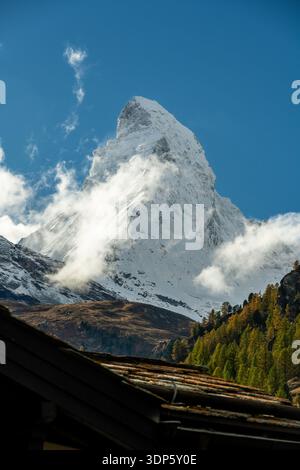 Nuages danse autour de la base du Cervin dans les Alpes suisses Banque D'Images