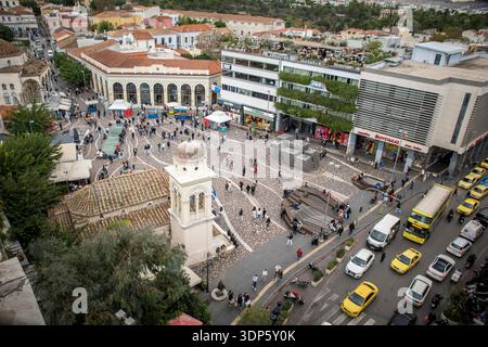 Athènes, Grèce, 26 novembre 2023 : vue en angle élevé sur la place Monastiraki et ses environs à Athènes, Grèce Banque D'Images