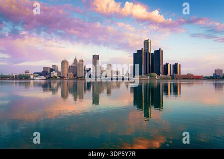 Detroit, Michigan, USA skyline sur la rivière Detroit à l'aube. Banque D'Images