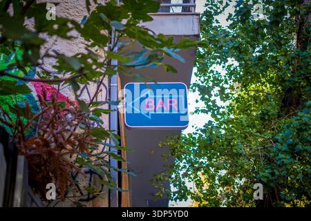 Athènes, Grèce, 26 novembre 2023 : panneau de bar sur un bâtiment dans le quartier anarchiste d'Exarcheia à Athènes Banque D'Images