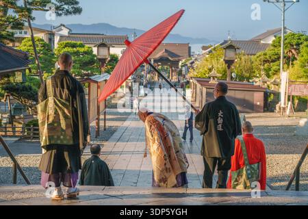 NAGANO, JAPON - 4 AOÛT 2023 : cérémonie du matin O-Asaji au temple Zenko-ji. Le temple Zenko-ji est le troisième plus grand temple du Japon avec un histo Banque D'Images