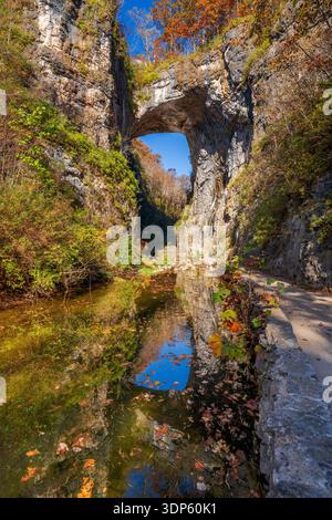Natural Bridge, Virginie, États-Unis par le bas en automne. Banque D'Images