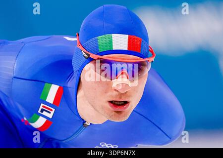Riccardo Lorello, de l'Italie, en compétition sur le 10000 m de patinage de vitesse masculin le septième jour des Jeux Olympiques d'hiver de Milan Cortina 2026 au stade de patinage de vitesse de Milan le 13 février 2026 à Milan, en Italie. (Crédit : Henk Jan Dijks/MTB-photo/Alamy Live News) Banque D'Images