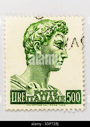 Timbre postal italien de 500 lires Michelangiolesca représentant Adam de la Création d'Adam de Michel-Ange dans la Chapelle Sixtine. Banque D'Images