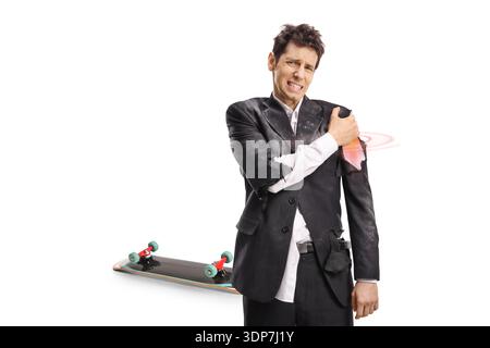 Homme d'affaires blessé dans un costume déchiré après un accident de skateboard isolé sur fond blanc Banque D'Images