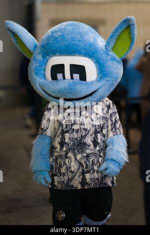 Manchester, Royaume-Uni. 13 février 2026. La mascotte de Manchester City Moonchester avant le match de Super League féminine des Barclays entre Manchester City Women et Leicester City Women au joie Stadium. Crédit : Damon Thomson/Alamy Live News Banque D'Images