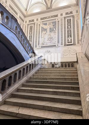 Escalier monumental en marbre à l'intérieur du Monastero dei Benedettini, qui fait maintenant partie de l'Université de Catane, Sicile, Italie. Architecture baroque sicilienne. Banque D'Images