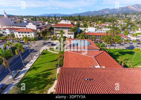 Vue surélevée du centre-ville de Santa Barbara, mettant en évidence les toits de tuiles rouges, un dôme distinctif, un parc verdoyant luxuriant et des rues bordées de palmiers en dessous Banque D'Images