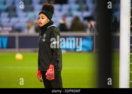 Manchester, Royaume-Uni. 13 février 2026. La gardienne de but féminine de Manchester City Khiara Keating se réchauffe avant le match de Super League féminine de Barclays entre Manchester City Women et Leicester City Women au stade joie. Crédit : Damon Thomson/Alamy Live News Banque D'Images