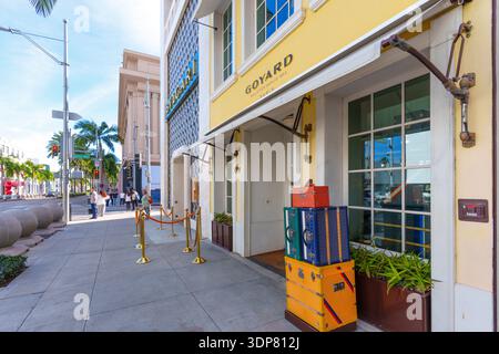Beverly Hills, Californie - 21 janvier 2026 : vitrines haut de gamme de Goyard et Bvlgari sur le célèbre Rodeo Drive à Beverly Hills, Californie, avec la participation Banque D'Images