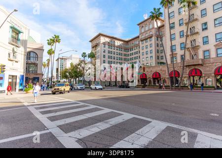 Beverly Hills, Californie - 21 janvier 2026 : scène animée au coin de rue à Beverly Hills avec le célèbre hôtel Beverly Wilshire et le TIFF Banque D'Images