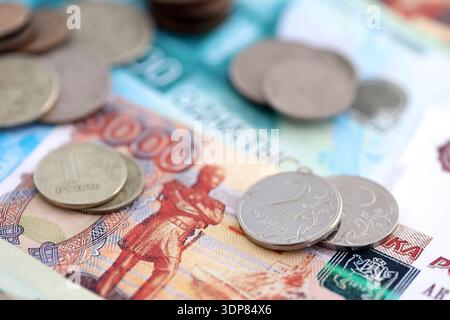 Pièces et billets de banque de la Fédération de Russie rouble monnaie. Russie RUB Money close up. Concept d'entreprise, d'économie et de finance Banque D'Images