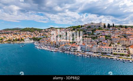Vue aérienne de la pittoresque ville côtière de Sibenik avec forteresse historique, bâtiments colorés, port de plaisance et eaux turquoise de la mer Adriatique Banque D'Images
