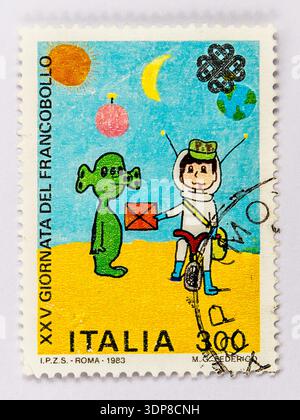 Jour du timbre italien espace Postman Alien Postage Art ! Timbres-poste en couleur représentant une émission de la République italienne pour le 25ème jour du timbre (Giornata Banque D'Images