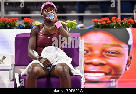 Doha, Qatar. 13 février 2026. Victoria Mboko, du Canada, a vu lors de son match de demi-finale en simple féminin au tournoi de tennis WTA Qatar TotalEnergies Open 2026 au Khalifa International Tennis Complex. Victoria Mboko a gagné contre Jelena Ostapenko 6-3, 6-2. ? ? Crédit : SOPA images Limited/Alamy Live News Banque D'Images