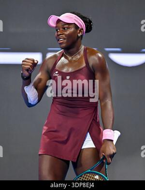 Doha, Qatar. 13 février 2026. Victoria Mboko, du Canada, vue dans Celebrates après avoir gagné contre Jelena Ostapenko, de Lettonie (pas en vue) lors de leur match de demi-finale en simple féminin au tournoi de tennis WTA Qatar TotalEnergies Open 2026 au Khalifa International Tennis Complex. Victoria Mboko a gagné contre Jelena Ostapenko 6-3, 6-2. ? ? Crédit : SOPA images Limited/Alamy Live News Banque D'Images