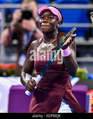 Doha, Qatar. 13 février 2026. Victoria Mboko, du Canada, vue dans Celebrates après avoir gagné contre Jelena Ostapenko, de Lettonie (pas en vue) lors de leur match de demi-finale en simple féminin au tournoi de tennis WTA Qatar TotalEnergies Open 2026 au Khalifa International Tennis Complex. Victoria Mboko a gagné contre Jelena Ostapenko 6-3, 6-2. ? ? Crédit : SOPA images Limited/Alamy Live News Banque D'Images