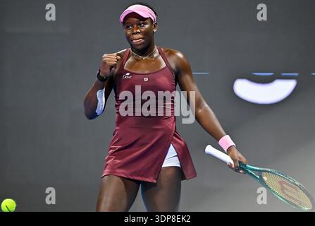 Doha, Qatar. 13 février 2026. Victoria Mboko, du Canada, vue dans Celebrates après avoir gagné contre Jelena Ostapenko, de Lettonie (pas en vue) lors de leur match de demi-finale en simple féminin au tournoi de tennis WTA Qatar TotalEnergies Open 2026 au Khalifa International Tennis Complex. Victoria Mboko a gagné contre Jelena Ostapenko 6-3, 6-2. ? ? Crédit : SOPA images Limited/Alamy Live News Banque D'Images