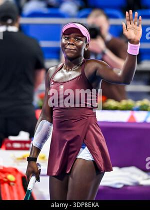 Doha, Qatar. 13 février 2026. Victoria Mboko, du Canada, vue dans Celebrates après avoir gagné contre Jelena Ostapenko, de Lettonie (pas en vue) lors de leur match de demi-finale en simple féminin au tournoi de tennis WTA Qatar TotalEnergies Open 2026 au Khalifa International Tennis Complex. Victoria Mboko a gagné contre Jelena Ostapenko 6-3, 6-2. ? ? Crédit : SOPA images Limited/Alamy Live News Banque D'Images