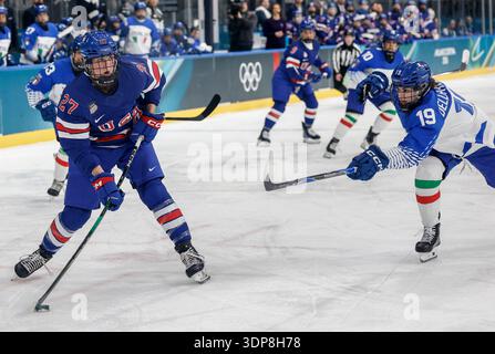 Milan, Italie. 13 février 2026. L'américaine Taylor Heise (27) passe autour de l'italienne Kristin Della Rovere (19) lors du match de quart de finale des éliminatoires féminin entre l'Italie et les États-Unis au Milano Rho Ice Hockey Arena à Milan, Italie, le vendredi 13 février 2026. Photo de Aaron Josefczyk/UPI crédit : UPI/Alamy Live News Banque D'Images