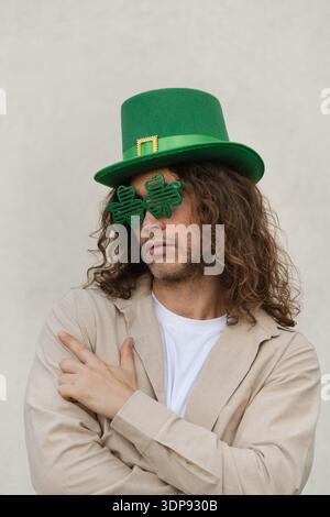 Portrait proche de l'homme élégant en costume festif vert célébrant la Saint Patrick. Banque D'Images