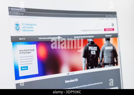Écran d'ordinateur avec US Immigration and Customs Enforcement - ICE - site Web à Balykchy, Kirghizistan - 13 février 2026 Banque D'Images