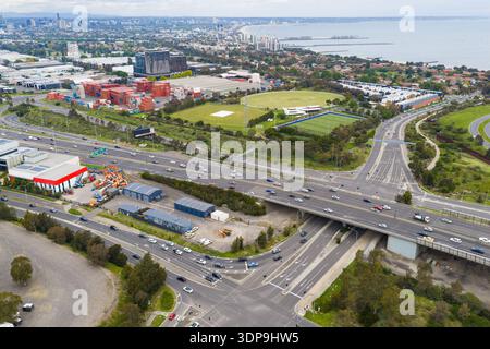 Vue aérienne de la circulation sur les autoroutes et artères achalandées de Melbourne, Victoria, Australie. Banque D'Images