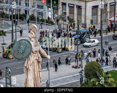 Pékin, Grèce. 13 février 2026. Des agriculteurs grecs prennent part avec leurs tracteurs à une manifestation devant le parlement à Athènes, Grèce, le 13 février 2026. Des agriculteurs de toute la Grèce se sont rassemblés vendredi dans la capitale Athènes pour un rassemblement national, conduisant des tracteurs et des machines agricoles sur la place Syntagma. Crédit : Marios Lolos/Xinhua/Alamy Live News Banque D'Images