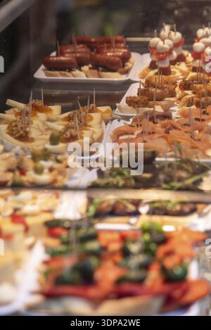 Délicieuses tapas dans la halle de marché Bolhao à Porto, Portugal Banque D'Images