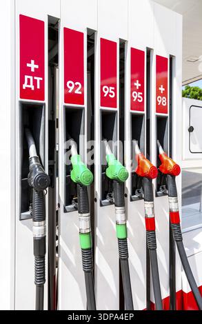 Samara, Russie - 26 juin 2022 : colonne de remplissage avec des pistolets avec différents types de carburant à la station-service Banque D'Images