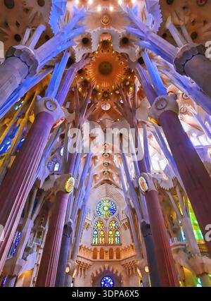 Barcelone, Espagne - 15 juin 2019 - L'intérieur de la chapelle principale de la Sagrada Familia dont la construction a commencé en 1882 Banque D'Images