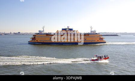 NEW YORK, NY, États-Unis - 21 NOVEMBRE 2012 : Staten Island Ferry traverse le port de New York, NY, États-Unis le 21 novembre 2012 Banque D'Images