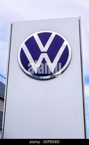 Samara, Russie - 5 juin 2022 : signature d'un concessionnaire Volkswagen contre un ciel. Volkswagen est le plus grand constructeur automobile allemand Banque D'Images