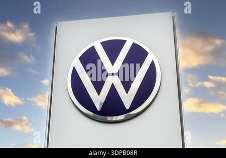 Samara, Russie - 5 juin 2022 : signature d'un concessionnaire Volkswagen contre un ciel. Volkswagen est le plus grand constructeur automobile allemand Banque D'Images