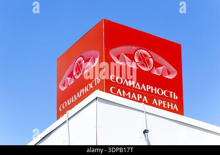 Samara, Russie - 26 juin 2022: Panneau avec logo de Solidarnost Samara Arena. Texte en russe : Solidarnost Samara Arena Banque D'Images