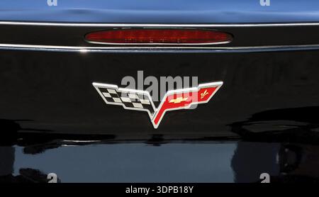 Samara, Russie - 26 juin 2022 : gros plan du logo de la Corvette de Chevrolet sur la voiture. Chevrolet est un constructeur automobile américain Banque D'Images
