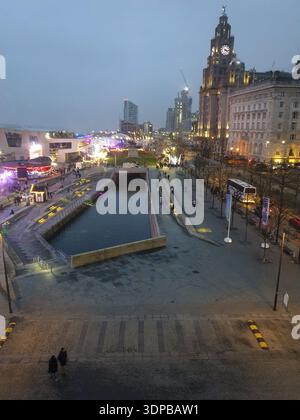 Liverpool, Royaume-Uni - 24 novembre 2019 : vue nocturne du front de mer de liverpool depuis les fenêtres du Musée de Liverpool sur les quais Banque D'Images