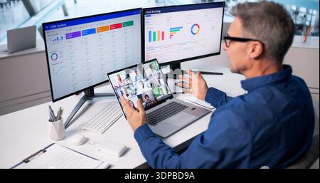 Un dirigeant averti en technologie dirige une réunion virtuelle avec Global Team Online. Banque D'Images