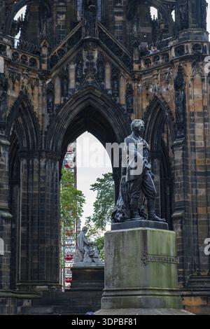 Edinburgh, Royaume-Uni - Juillet 27, 2018 : l'explorateur David Livingstone statue et Scott Monument dédié à l'auteur Sir Walter Scott dans l'arrière-plan Banque D'Images