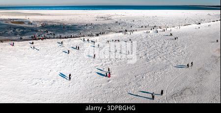 Fond de panorama de glace de la mer Baltique d'hiver. Côte gelée Pologne Europe capturée depuis une perspective aérienne, texture blanche large, silhouettes éparses Banque D'Images