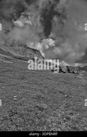 Superbe paysage rocheux sous des nuages spectaculaires à Derborence, Suisse. Banque D'Images