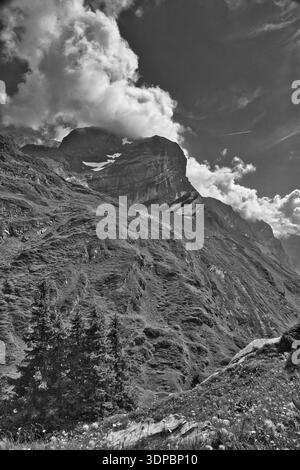 Superbe paysage montagneux à Derborence, en Suisse, avec des nuages spectaculaires et un terrain accidenté. Banque D'Images