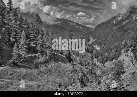Vue panoramique de Derborence, Suisse avec des paysages et nuages spectaculaires. Banque D'Images