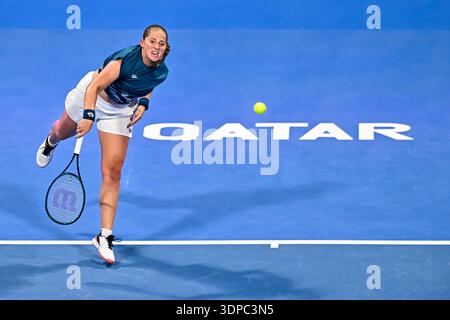 Doha, Qatar. 13 février 2026. Jelena Ostapenko, de Lettonie, participe à la demi-finale féminine en simple entre Jelena Ostapenko, de Lettonie, et Victoria Mboko, du Canada, au tournoi de tennis WTA Qatar Open 2026 à Doha, au Qatar, le 13 février 2026. Crédit : Nikku/Xinhua/Alamy Live News Banque D'Images