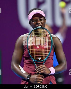 Doha, Qatar. 13 février 2026. Victoria Mboko, du Canada, réagit lors de la demi-finale féminine en simple entre Jelena Ostapenko, de Lettonie, et Victoria Mboko, du Canada, au tournoi de tennis WTA Qatar Open 2026 à Doha, au Qatar, le 13 février 2026. Crédit : Nikku/Xinhua/Alamy Live News Banque D'Images